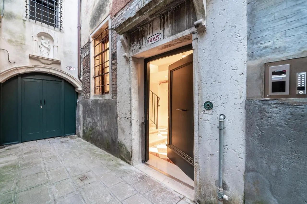 Palazzo Miracoli Apartments Venecia 0*,  Italia